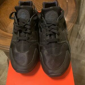Nike air huarache shoes women’s 10/ men’s 8.5